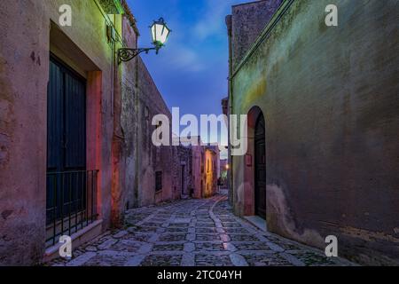 Eine charakteristische Gasse im mittelalterlichen Dorf Erice bei Einbruch der Dunkelheit, Sizilien Stockfoto