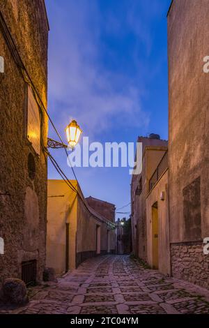 Eine charakteristische Gasse im mittelalterlichen Dorf Erice bei Einbruch der Dunkelheit, Sizilien Stockfoto