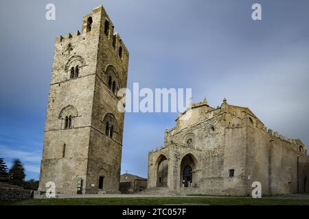 Die Kathedrale und der König Friedrich's Tower in Erice mittelalterlichem Dorf, Sizilien Stockfoto