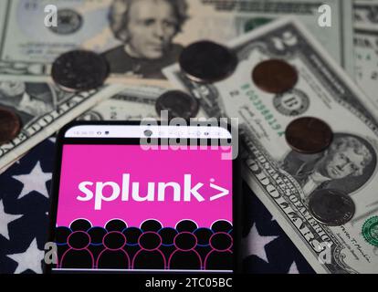 Bayern, Deutschland - 9. Dezember 2023: In dieser Abbildung wird Splunk Inc. Ein Teil des Cisco Logos auf einem Smartphone mit United States Dol angezeigt Stockfoto