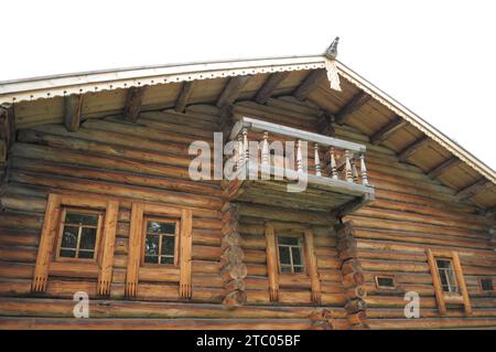 Russisches altes Holzhaus im nationalen Stil Stockfoto