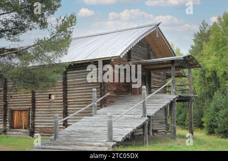 Russisches altes Holzhaus im nationalen Stil Stockfoto