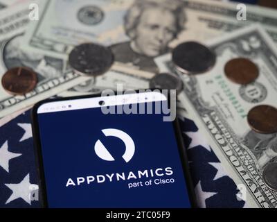 Bayern, Deutschland - 9. Dezember 2023: In dieser Fotoabbildung wird AppDynamics, Inc. Ein Teil des Cisco Logos auf einem Smartphone mit United Stat angezeigt Stockfoto