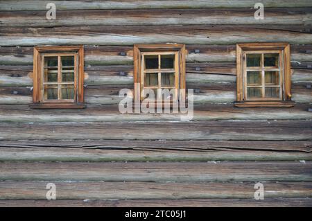 Drei alte Holzfenster im russischen Nationalstil Stockfoto