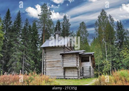 Alte Holzkapelle der Heiligen Dreifaltigkeit, Anfang des 18. Jahrhunderts im russischen Nationalstil Stockfoto