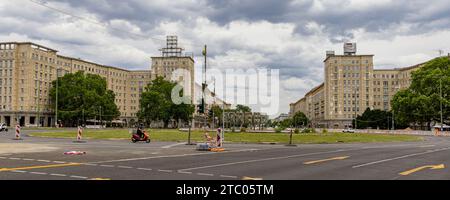 Berlin - 23. Juli 2023: Karl Marx Allee, Friedrichshain und Strausberger Platz in Berlin. Stockfoto