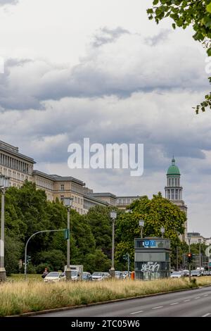 Berlin, Deutschland - 23. Juli 2023: Eintritt in die Karl-Marx-Allee mit Frankfurter Tor in Friedrichshain Berlin. Stockfoto