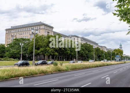 Berlin - 23. Juli 2023: Karl Marx Allee, Friedrichshain und Strausberger Platz in Berlin. Stockfoto