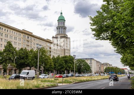Berlin, Deutschland - 23. Juli 2023: Eintritt in die Karl-Marx-Allee mit Frankfurter Tor in Friedrichshain Berlin. Stockfoto