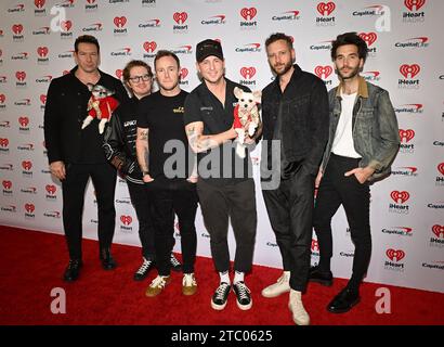 New York, USA. Dezember 2023. Zach Filkins (Holding Tinkerbelle the Dog), Drew Brown, Brent Kutzle, Ryan Tedder (Holding Belle), Eddie Fisher und Brian Willett aus OneRepublic nehmen am 8. Dezember 2023 am Jingle Ball 2023 von iHeartRadio z100 im Madison Square Garden Teil. Foto: Jeremy Smith/imageSPACE Credit: Imagespace/Alamy Live News Stockfoto