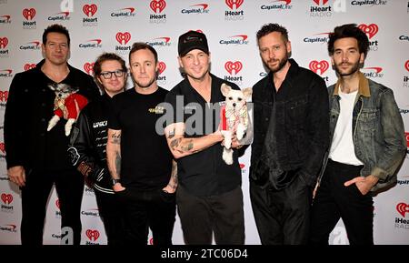 Zach Filkins (Holding Tinkerbelle the Dog), Drew Brown, Brent Kutzle, Ryan Tedder (Holding Belle), Eddie Fisher und Brian Willett aus OneRepublic nehmen am 8. Dezember 2023 am Jingle Ball 2023 von iHeartRadio z100 im Madison Square Garden Teil. Foto: Jeremy Smith/imageSPACE/SIPA USA Stockfoto