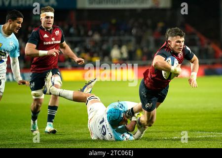 Munsters Calvin Nash (rechts) wird von Bayonne Arthur Iturria während des Investec Champions Cup Matches im Thomond Park in Limerick angegriffen. Bilddatum: Samstag, 9. Dezember 2023. Stockfoto