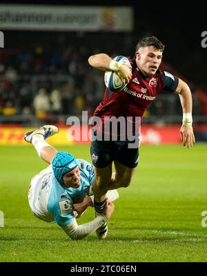 Munsters Calvin Nash (rechts) wird von Bayonne Arthur Iturria während des Investec Champions Cup Matches im Thomond Park in Limerick angegriffen. Bilddatum: Samstag, 9. Dezember 2023. Stockfoto