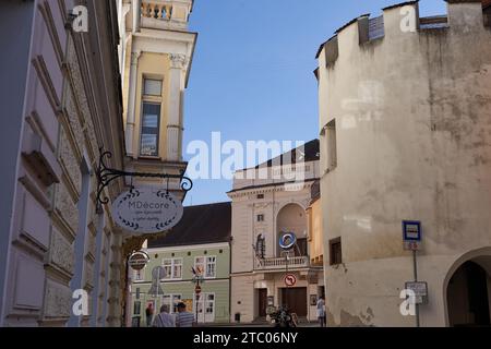 Tabor, Tschechische Republik - 9. September 2023 - das Oskar Nedbal Theater - die Hauptfassade des Theaters an der Ecke der Palackeho Straße Stockfoto