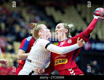 Andela Janjusevic aus Serbien und Meike Schmelzer aus Deutschland während des IHF Handball-WM-Spiels der Frauen zwischen Serbien und Deutschland in der Hauptrunde Gruppe 3 in der Jyske Bank Boxen in Herning Dänemark, Samstag, 9. Dezember. (Foto: Henning Bagger/Ritzau Scanpix) Stockfoto