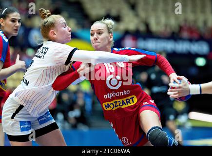 Andela Janjusevic aus Serbien und Meike Schmelzer aus Deutschland während des IHF Handball-WM-Spiels der Frauen zwischen Serbien und Deutschland in der Hauptrunde Gruppe 3 in der Jyske Bank Boxen in Herning Dänemark, Samstag, 9. Dezember. (Foto: Henning Bagger/Ritzau Scanpix) Stockfoto
