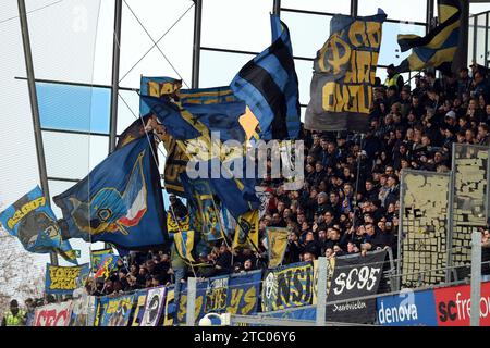 Freiburg, Deutschland. Dezember 2023. Die Lüfter des 1. FC Saarbrücken in Feierlaune beim Spiel der 3. FBL 23-24 18. Sptg. SC Freiburg II vs. 1. DIE DFL-VORSCHRIFTEN des FC Saarbrücken VERBIETEN DIE VERWENDUNG VON FOTOS ALS BILDSEQUENZEN UND/ODER QUASI-VIDEONann Credit: dpa/Alamy Live News Stockfoto