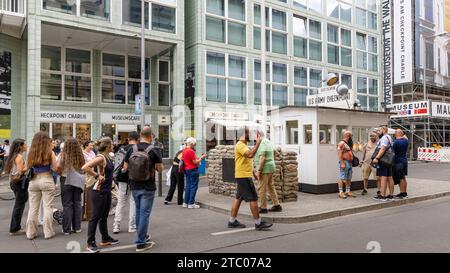 Berlin, Deutschland - 24. Juli 2023: Touristen machen Selfies am Checkpoint Charlie in Berlin. Stockfoto