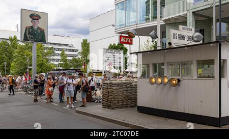 Berlin, Deutschland - 24. Juli 2023: Touristen machen Selfies am Checkpoint Charlie in Berlin. Stockfoto