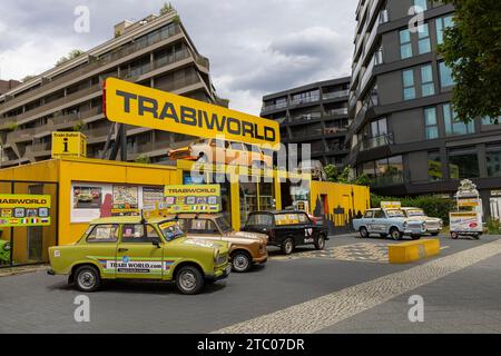 Berlin, Deutschland - 24. Juli 2023: Klassische Trabant-Autos im Museum Trabiworld in Berlin in Deutschland Europa. Stockfoto