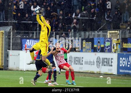 Freiburg, Deutschland. Dezember 2023. Souverän pflückt Torwart Tim Schreiber (1. FC Saarbrücken) den Ball herunter beim Spiel der 3. FBL 23-24 18. Sptg. SC Freiburg II vs. 1. DIE DFL-VORSCHRIFTEN des FC Saarbrücken VERBIETEN DIE VERWENDUNG VON FOTOS ALS BILDSEQUENZEN UND/ODER QUASI-VIDEONann Credit: dpa/Alamy Live News Stockfoto