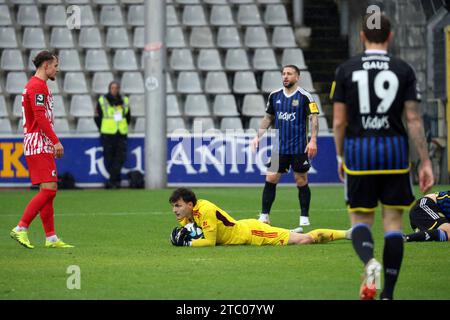 Freiburg, Deutschland. Dezember 2023. Torwart Tim Schreiber (1. FC Saarbrücken) hielt seinen Kasten sauber beim Spiel der 3. FBL 23-24 18. Sptg. SC Freiburg II vs. 1. DIE DFL-VORSCHRIFTEN des FC Saarbrücken VERBIETEN DIE VERWENDUNG VON FOTOS ALS BILDSEQUENZEN UND/ODER QUASI-VIDEONann Credit: dpa/Alamy Live News Stockfoto