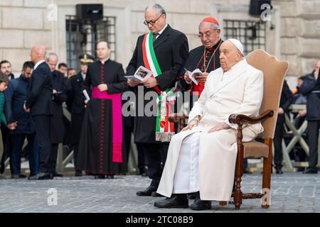 Rom, Italien. Dezember 2023. Papst Franziskus betet vor der Marienstatue zum Hochfest der Unbefleckten Empfängnis. Papst Franziskus feiert das fest der Unbefleckten Empfängnis mit dem traditionellen Akt der Verehrung der Heiligen Jungfrau Maria vor der Statue der Unbefleckten Empfängnis auf der Piazza di Spagna in Rom. Quelle: SOPA Images Limited/Alamy Live News Stockfoto