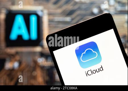 In dieser Fotoabbildung wird das US-amerikanische Datei-Hosting-Service-Unternehmen iCloud auf einem Smartphone mit einem KI-Chip und einem Symbol im Hintergrund angezeigt. Stockfoto
