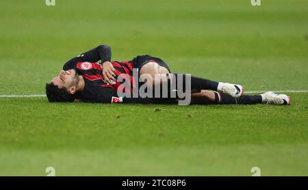 Frankfurt Am Main, Deutschland. Dezember 2023. 09.12.2023, Fussball Bundesliga, Eintracht Frankfurt - FC Bayern München, emonline, emspor, v.l., Omar Marmoush (Eintracht Frankfurt) verletzt am Boden DFL/DFB-VORSCHRIFTEN VERBIETEN DIE VERWENDUNG VON FOTOGRAFIEN ALS BILDSEQUENZEN UND/ODER QUASI-VIDEO. Xdcx Credit: dpa/Alamy Live News Stockfoto