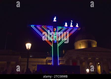 London, Großbritannien. 9. Dezember 2023: Die Riesenmenora, anlässlich des jüdischen Festivals Hanukkah, am Trafalgar Square in der Nacht. Stockfoto