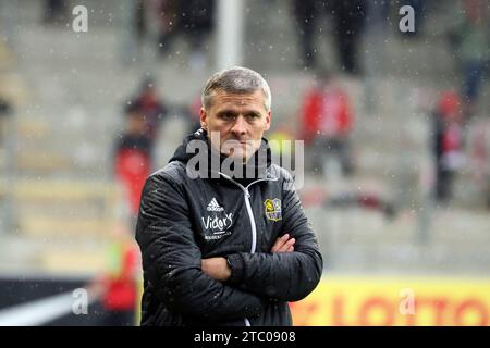 Freiburg, Deutschland. Dezember 2023. Trainer Rüdiger Ziehl (1. FC Saarbrücken) beim Spiel der 3. FBL 23-24 18. Sptg. SC Freiburg II vs. 1. DIE DFL-VORSCHRIFTEN des FC Saarbrücken VERBIETEN DIE VERWENDUNG VON FOTOS ALS BILDSEQUENZEN UND/ODER QUASI-VIDEONann Credit: dpa/Alamy Live News Stockfoto