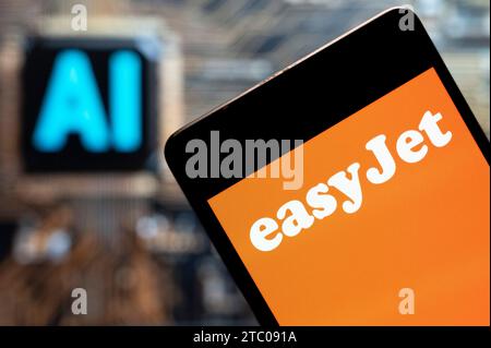 In dieser Fotoabbildung wird das Logo der britischen multinationalen Billigfluggesellschaft EasyJet auf einem Smartphone mit einem Chip für künstliche Intelligenz (KI) und einem Symbol im Hintergrund angezeigt. Stockfoto