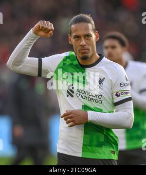 London, Großbritannien. Dezember 2023 - Crystal Palace gegen Liverpool - Premier League - Selhurst Park. Liverpool's Virgil van Dijk feiert beim letzten Pfiff. Bildnachweis: Mark Pain / Alamy Live News Stockfoto