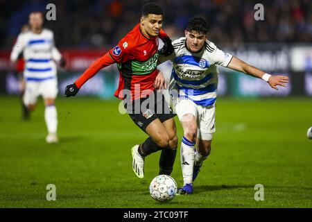 ZWOLLE - Elayis Tavsan von NEC Nijmegen, Anselmo Garcia MacNulty von PEC Zwolle (l-r) während des niederländischen Eredivisie-Spiels zwischen PEC Zwolle und NEC Nijmegen im MAC3Park Stadion am 9. Dezember 2023 in Zwolle, Niederlande. ANP VINCENT JANNINK Stockfoto