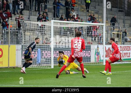 Freiburg, Deutschland. Dezember 2023. Hielt seinen Kasten sauber: Torwart Tim Schreiber (1. FC Saarbrücken) beim Spiel der 3. FBL 23-24 18. Sptg. SC Freiburg II vs. 1. DIE DFL-VORSCHRIFTEN des FC Saarbrücken VERBIETEN DIE VERWENDUNG VON FOTOS ALS BILDSEQUENZEN UND/ODER QUASI-VIDEONann Credit: dpa/Alamy Live News Stockfoto