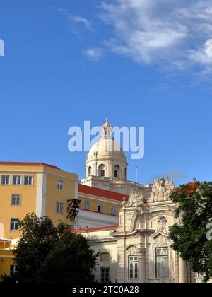 Blick auf die Architektur von Lissabon mit Militärmuseum im Vordergrund und nationalem Pantheon im Hintergrund an einem sonnigen Tag Stockfoto