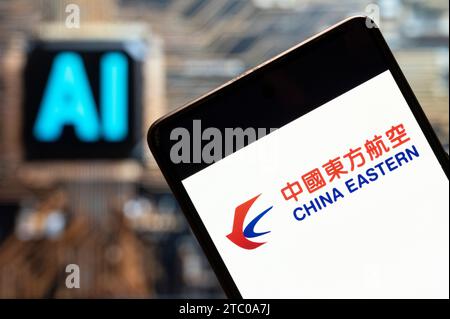 China. November 2023. In dieser Fotoabbildung wird das Logo der China Eastern Airline auf einem Smartphone mit einem Chip für künstliche Intelligenz (KI) und einem Symbol im Hintergrund angezeigt. (Credit Image: © Budrul Chukrut/SOPA Images via ZUMA Press Wire) NUR REDAKTIONELLE VERWENDUNG! Nicht für kommerzielle ZWECKE! Stockfoto