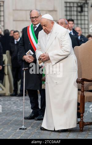 Rom, Italien. Dezember 2023. Papst Franziskus betet vor der Marienstatue zum Hochfest der Unbefleckten Empfängnis. Papst Franziskus feiert das fest der Unbefleckten Empfängnis mit dem traditionellen Akt der Verehrung der Heiligen Jungfrau Maria vor der Statue der Unbefleckten Empfängnis auf der Piazza di Spagna in Rom. (Foto: Stefano Costantino/SOPA Images/SIPA USA) Credit: SIPA USA/Alamy Live News Stockfoto