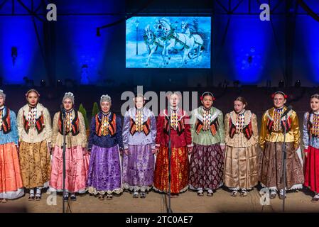 Djakovo, Hrvatska. Dezember 2023. Der Lipizzaner Weihnachtsball, ein Musical- und Bühnenprogramm, in dem 30 schöne Hengste mit ihren Dressurreitern, Reitern und Kutschenfahrern auftraten. Gemeinsam erzählten sie ihren Gästen eine neue spannende Weihnachtsgeschichte. Djakovo Stables ist Organisator des Balls in Djakovo, Kroatien, am 09. Dezember 2023. Foto: Davor Javorovic/PIXSELL Credit: Pixsell/Alamy Live News Stockfoto