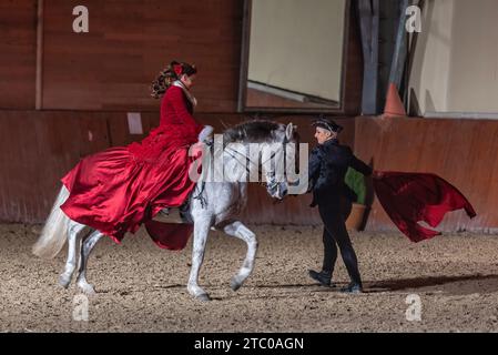 Djakovo, Hrvatska. Dezember 2023. Reiter auf lipizzanern treten während des Lipizzaner Christmas Ball auf dem Staatsgestüt Djakovo, Ostkroatien, am 9. Dezember 2023 auf. Der Lipizzaner Christmas Ball ist eine barocke Bühnenshow mit Lipizzanern, die am 9. Dezember 2023 in Djakovo, Kroatien, stattfindet. Foto: Davor Javorovic/PIXSELL Credit: Pixsell/Alamy Live News Stockfoto