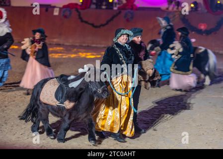 Djakovo, Hrvatska. Dezember 2023. Der Lipizzaner Weihnachtsball, ein Musical- und Bühnenprogramm, in dem 30 schöne Hengste mit ihren Dressurreitern, Reitern und Kutschenfahrern auftraten. Gemeinsam erzählten sie ihren Gästen eine neue spannende Weihnachtsgeschichte. Djakovo Stables ist Organisator des Balls in Djakovo, Kroatien, am 09. Dezember 2023. Foto: Davor Javorovic/PIXSELL Credit: Pixsell/Alamy Live News Stockfoto