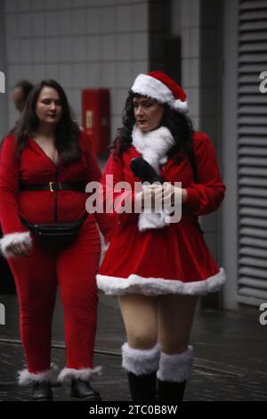 London, Großbritannien. 09/Dezember/2023 Menschenmassen von Santas ziehen in die Straßen von London. Bei der jährlichen Santacon-Veranstaltung werden massenhaft Menschen als Weihnachtsmann gekleidet und eine Route durch London folgen, um Kindern Geschenke zu schenken. Die Santas treffen sich am beliebten Graffiti-Ort Leake Street in der Nähe der Waterloo Station, bevor es in die Stadt geht. Vermerk: Roland Ravenhill/Alamy. Stockfoto