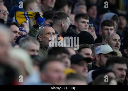 Blackburn, Großbritannien. 31. August 2023. Ein Fan von Leeds United schwingt einen Schal während des Sky Bet Championship Matches Blackburn Rovers vs Leeds United in Ewood Park, Blackburn, Vereinigtes Königreich, 9. Dezember 2023 (Foto: Steve Flynn/News Images) in Blackburn, Vereinigtes Königreich am 31.2023. (Foto: Steve Flynn/News Images/SIPA USA) Credit: SIPA USA/Alamy Live News Stockfoto