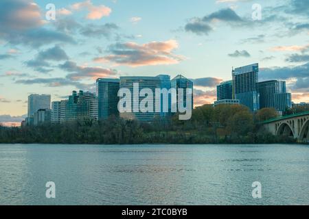 Blick auf die Skyline von Rosslyn und den Potomac River bei Sonnenuntergang vom Georgetown Waterfront Park, Washington, District of Columbia Stockfoto