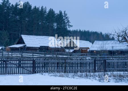 Blick auf die Landschaft in weißem Schnee im Winter im litauischen Dorf Stockfoto