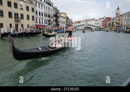 Venezianische Gondel mit Rialto-Brücke Stockfoto