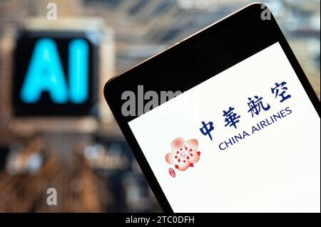 China. November 2023. In dieser Fotoabbildung wird das Taiwanese China Airlines Logo auf einem Smartphone mit einem Chip für künstliche Intelligenz (KI) und einem Symbol im Hintergrund angezeigt. (Foto von Budrul Chukrut/SOPA Images/SIPA USA) *** ausschließlich für redaktionelle Nachrichten *** Credit: SIPA USA/Alamy Live News Stockfoto