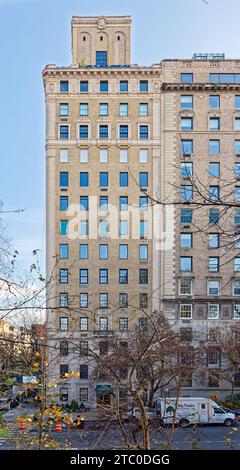 Emery Roth entwarf 1125 die Fifth Avenue im Carnegie Hill Historic District. Das Neorenaissance-Apartmenthaus wurde 1926 fertiggestellt. Stockfoto