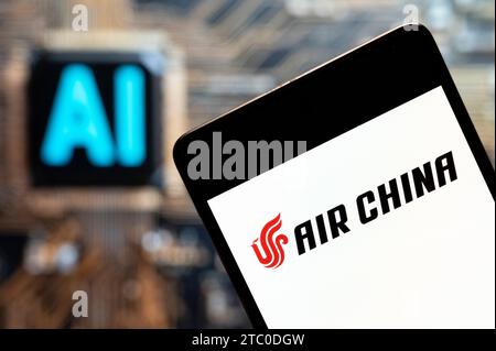 China. November 2023. In dieser Fotoabbildung wird das Logo der chinesischen Fluggesellschaft Air China Airline auf einem Smartphone mit einem Chip für künstliche Intelligenz (KI) und einem Symbol im Hintergrund angezeigt. (Foto von Budrul Chukrut/SOPA Images/SIPA USA) *** ausschließlich für redaktionelle Nachrichten *** Credit: SIPA USA/Alamy Live News Stockfoto