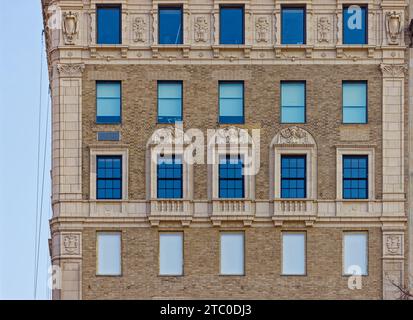 Emery Roth entwarf 1125 die Fifth Avenue im Carnegie Hill Historic District. Das Neorenaissance-Apartmenthaus wurde 1926 fertiggestellt. Stockfoto